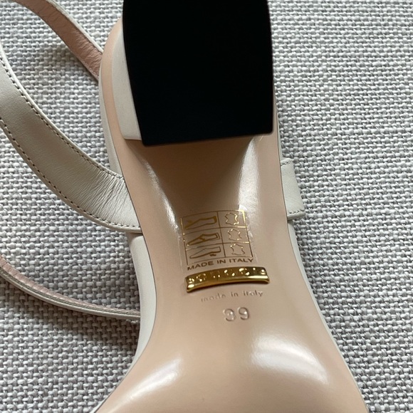 A thick heel balances these Gucci leather
sandals with a retro touch. - Picture 7 of 10